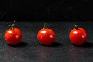 Koyu arka plan üzerinde olgun domates