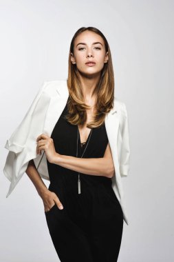 güzel bir iş kadını beyaz zemin üzerine