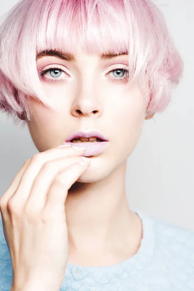 Menina bonita com cabelo rosa — Fotografia de Stock