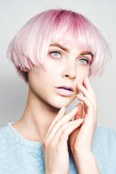 Schönes Mädchen mit rosa Haaren — Stockfoto