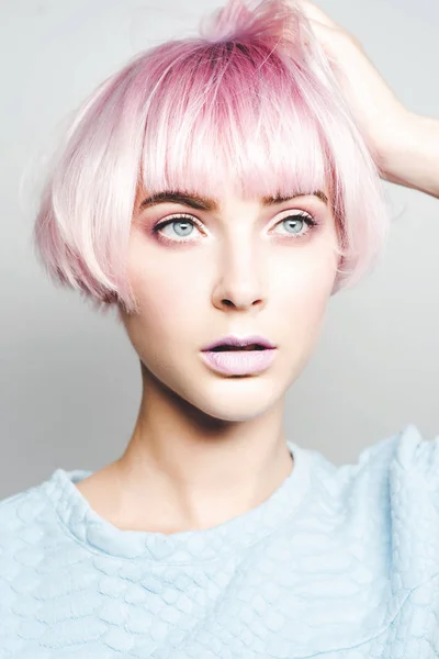 Красивая девушка с розовыми волосами — стоковое фото