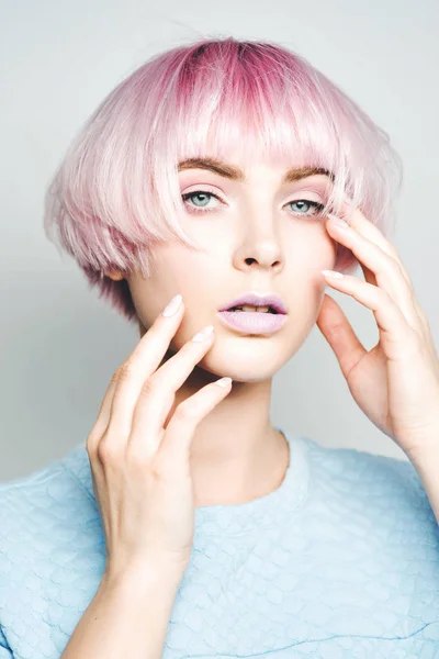 Bella ragazza con i capelli rosa — Foto Stock