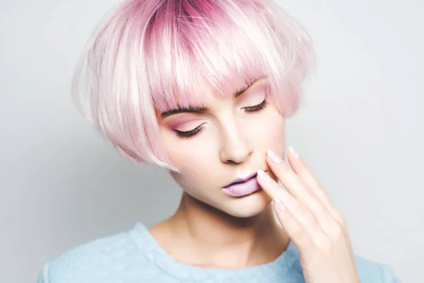 Menina bonita com cabelo rosa — Fotografia de Stock