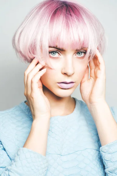 Schönes Mädchen mit rosa Haaren — Stockfoto