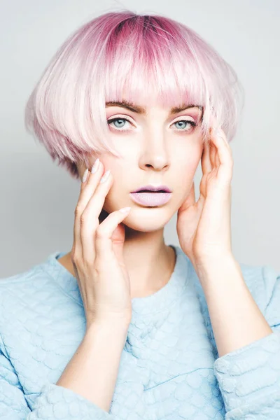 Menina bonita com cabelo rosa — Fotografia de Stock