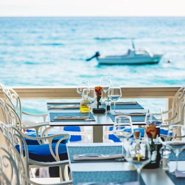 Deniz manzaralı bir sahil restoranı.