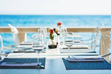 Deniz manzaralı bir sahil restoranı.