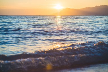 Dalgalar deniz ve gün batımı arka plan, dalgaların