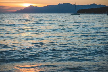 Dalgalar deniz ve gün batımı arka plan, dalgaların