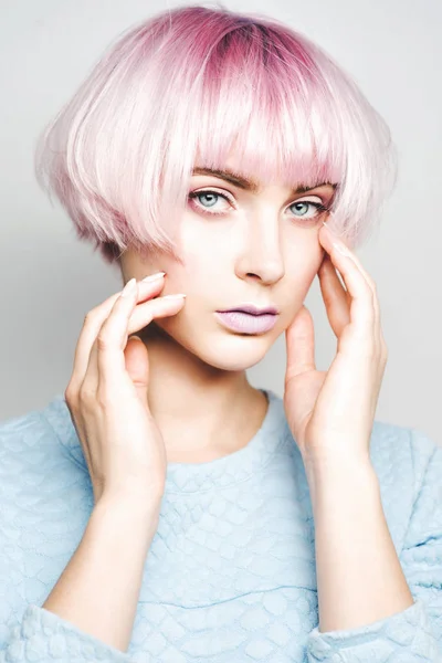 Bella ragazza con i capelli rosa — Foto Stock