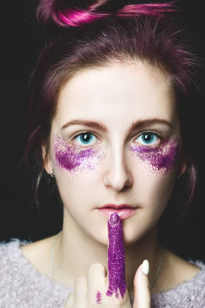 Retrato de menina bonita bonito com brilhos em seu rosto — Fotografia de Stock