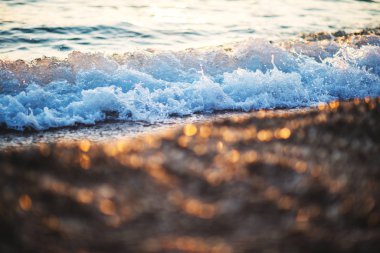 Dalgalar deniz ve gün batımı arka plan, dalgaların