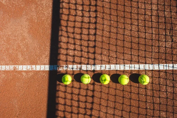 Linea campo da tennis con palline — Foto Stock
