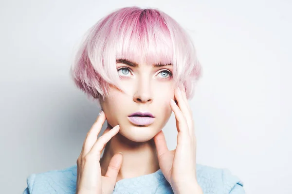 Mooi meisje met roze haren — Stockfoto