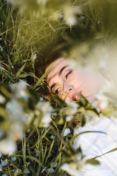 Beautiful woman lying on the grass — Stock Photo, Image
