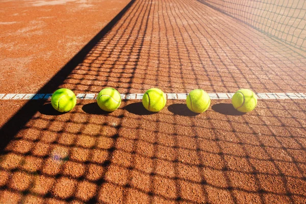 Linea campo da tennis con palline — Foto Stock