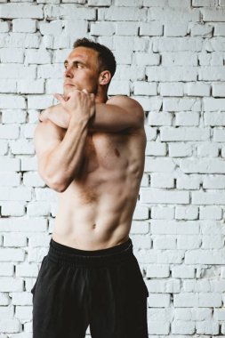 Germe yapan erkek spor salonunda egzersiz