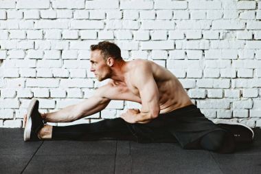 Germe yapan erkek spor salonunda egzersiz
