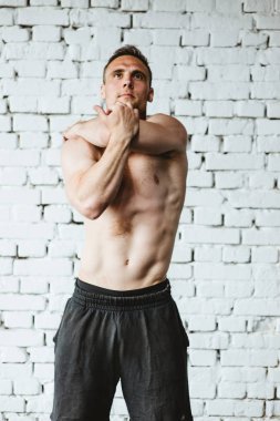 Germe yapan erkek spor salonunda egzersiz