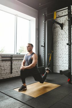 Spor salonunda egzersiz spor giyim adam