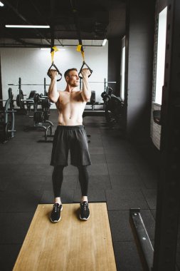 Spor salonunda egzersiz spor giyim adam