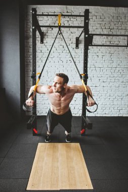 Spor salonunda egzersiz spor giyim adam