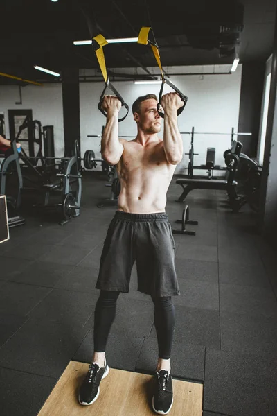 Człowiek w treningu siłowni sportowej — Zdjęcie stockowe
