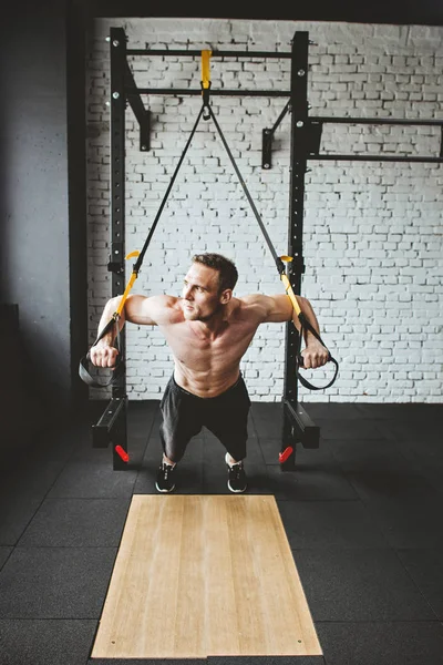 Spor salonunda egzersiz spor giyim adam