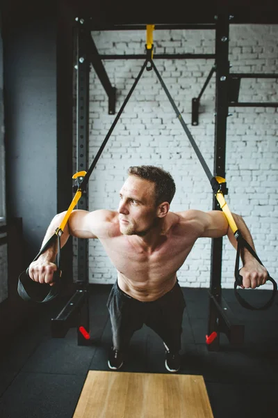 Człowiek w treningu siłowni sportowej — Zdjęcie stockowe