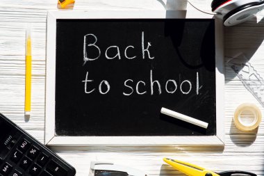 Ahşap arka planda okul kavramına geri dön