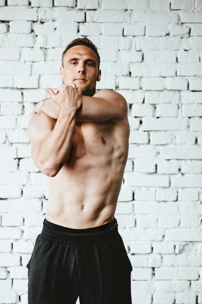 Germe yapan erkek spor salonunda egzersiz