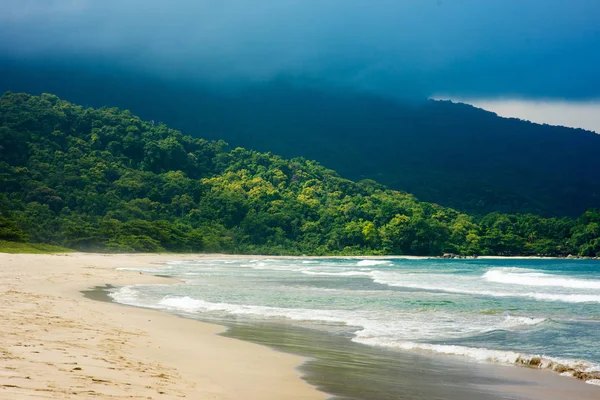 Praia do oceano e colinas no Brasil — Fotografia de Stock