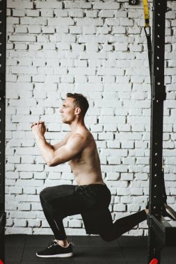 Spor salonunda egzersiz spor giyim adam