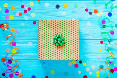 Çok renkli konfeti kutu mevcut. Düz yatıyordu stili.