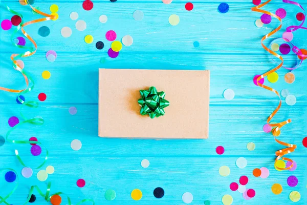 Caja de regalo con confeti multicolor. Estilo laico plano . — Foto de Stock