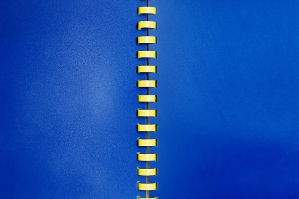 Cuaderno azul vacío con espiral amarilla — Foto de Stock