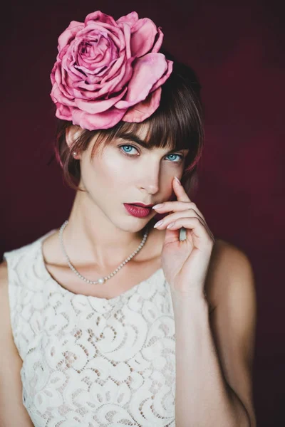 Hermosa mujer joven con flor en el pelo —  Fotos de Stock