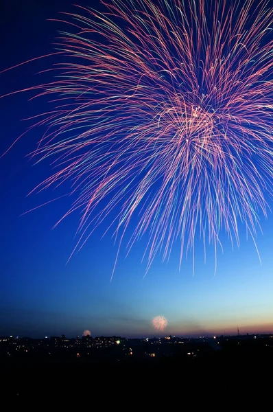 Fundo fogos de artifício brilhantemente coloridos — Fotografia de Stock