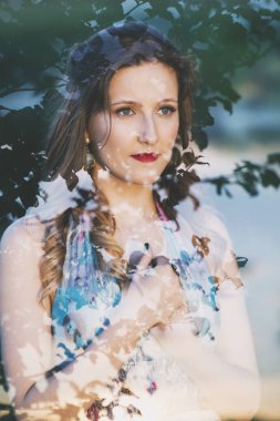 Çift pozlama teknikte yapılan ağaç olan güzel kadın.