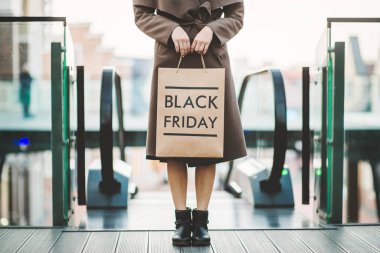 Black Friday kağıt torba tutan kadın