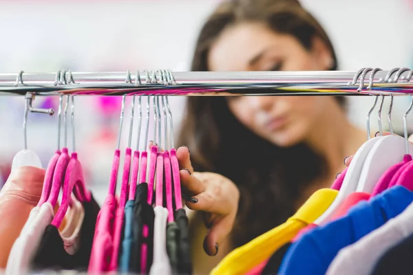 Довольно элегантная женщина делает покупки в магазине одежды — стоковое фото