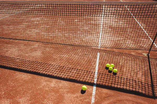 Linea campo da tennis con palline — Foto Stock