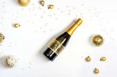 Láhev šampaňského a zlaté vánoční koule