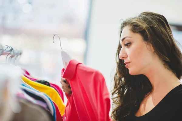 Довольно элегантная женщина делает покупки в магазине одежды — стоковое фото