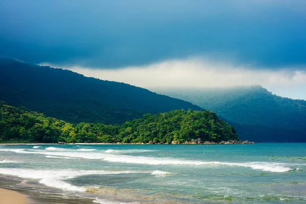 Praia do oceano e colinas no Brasil — Fotografia de Stock