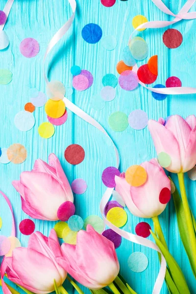 Fondo de menta de madera y tulipanes rosados — Foto de Stock