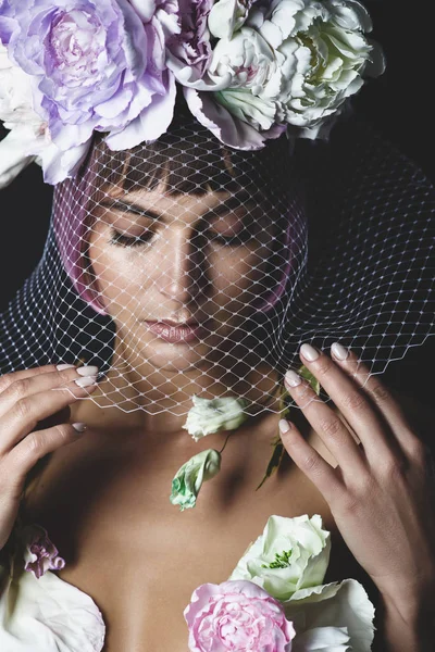 Portrait of a beautiful bride in ultra violet colors. — Stock Photo, Image