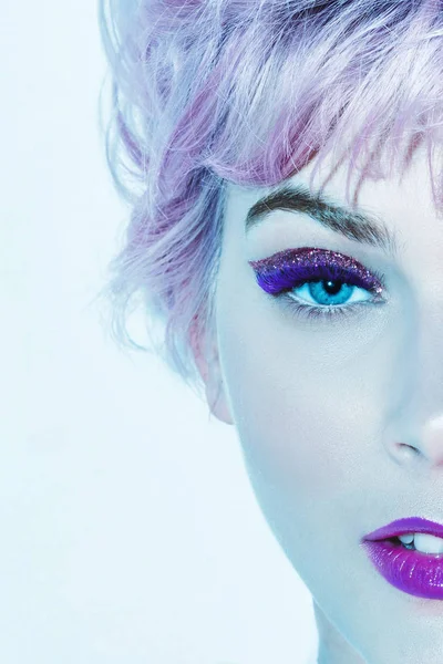 Imagem cortada de rosto de mulher bonita com maquiagem ultravioleta — Fotografia de Stock
