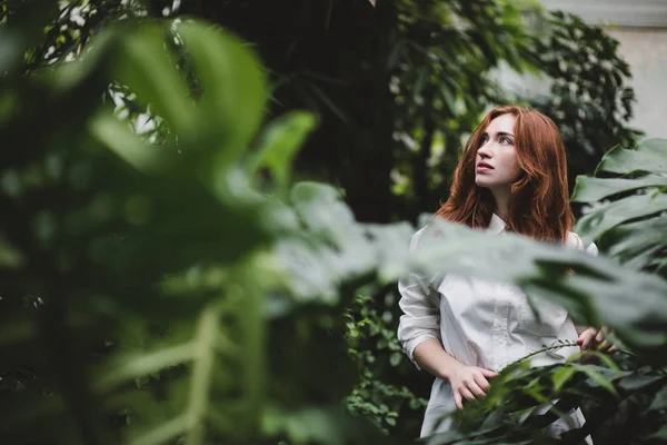 Hermosa pelirroja en el jardín tropical —  Fotos de Stock