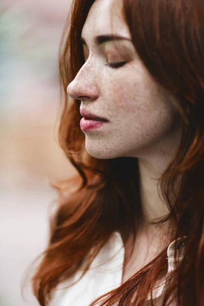 Retrato de menina ruiva — Fotografia de Stock